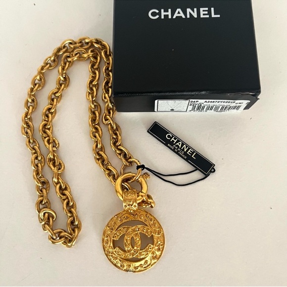 💯 Authentic Chanel Coco Mark Gold Plated 94 A Pendant Necklace W/Box❤️ - Picture 8 of 11